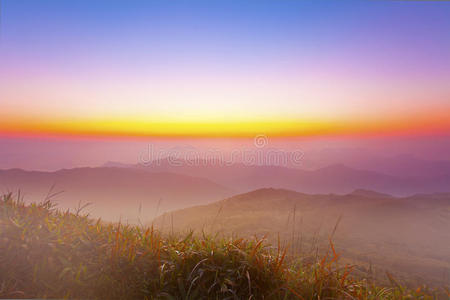 壮丽的晨山风景，五彩缤纷的天空