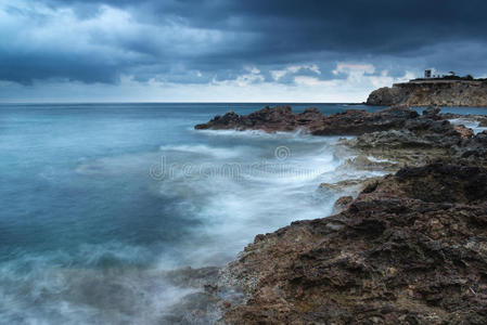 美丽的风景黎明日出岩石海岸线和长前