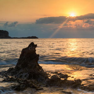 美丽的风景黎明日出岩石海岸线和长前