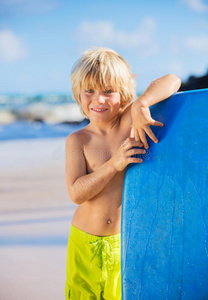 快乐的小男孩在海边度假，