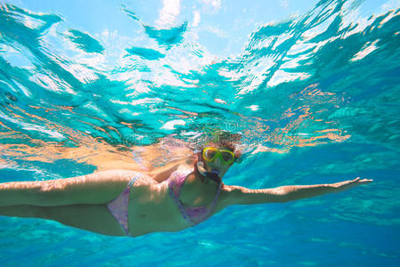 一个年轻女孩在热带海域的水下冒险