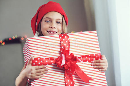拿着大礼物的孩子照片