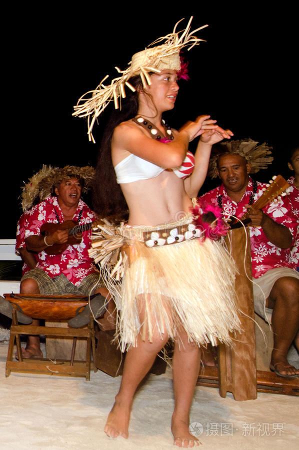 年轻的波利尼西亚太平洋岛屿大溪地女子舞蹈演员