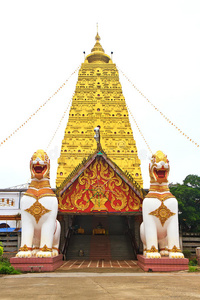 泰国寺庙里的两尊护狮雕像