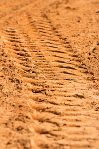 轮胎在沙子里的痕迹