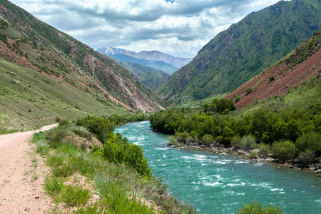 吉尔吉斯斯坦天山的绿松石河kekemeren
