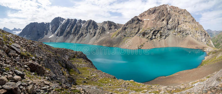 吉尔吉斯斯坦阿拉库尔湖全景