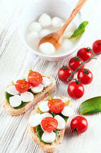 马苏里拉，西红柿和面包。