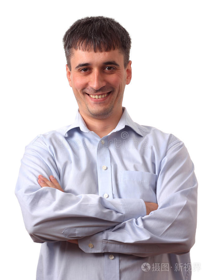 男人双手交叉放在胸前