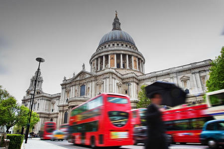 英国伦敦圣保罗大教堂。红色巴士