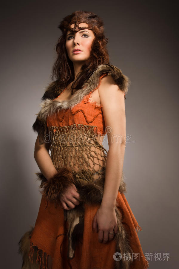穿亚马逊皮衣的女人