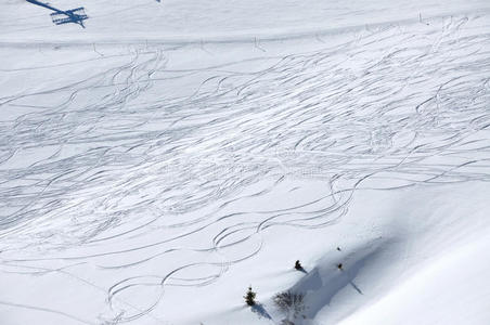 带滑雪和滑雪板轨道的雪背景