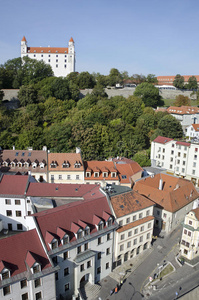 布拉迪斯拉发城堡和老城的街道