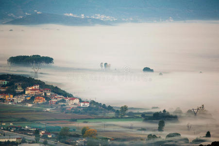 雾中的村庄图片