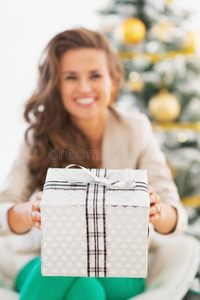 快乐少女送圣诞礼物盒特写