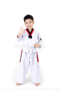 亚洲可爱男孩的跆拳道动作