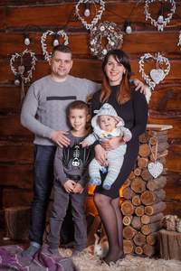 年轻的家庭，两个孩子庆祝圣诞节的壁炉旁