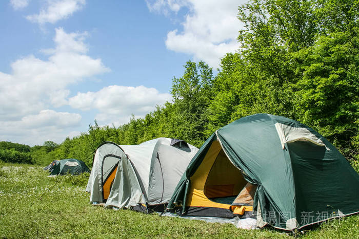 游客在树林里帐篷里休息
