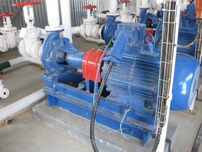 抽水泵抽水泵. 初级炼油设备.照片