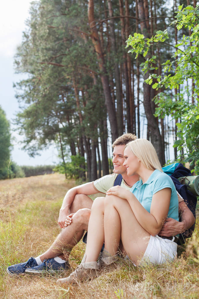 在森林中的情侣