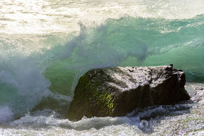 海浪拍打在石头上