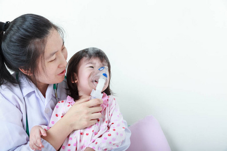 有呼吸道疾病与吸入器由医生帮助的亚洲女孩