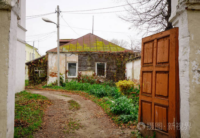 俄罗斯弗拉基米尔苏兹达尔镇有农村公路的旧房子苏兹达尔是俄罗斯最