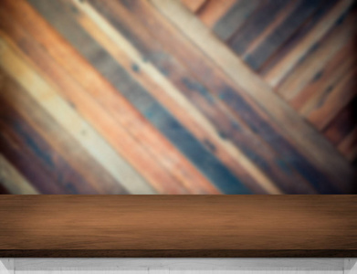 木桌上模糊对角木板墙，模板莫