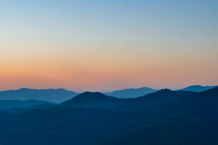 在山日出