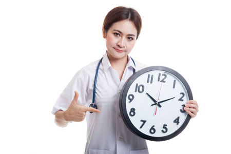 年轻的亚洲女性医生点到时钟