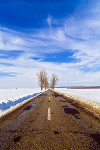 冬季景观与道路在罗马尼亚