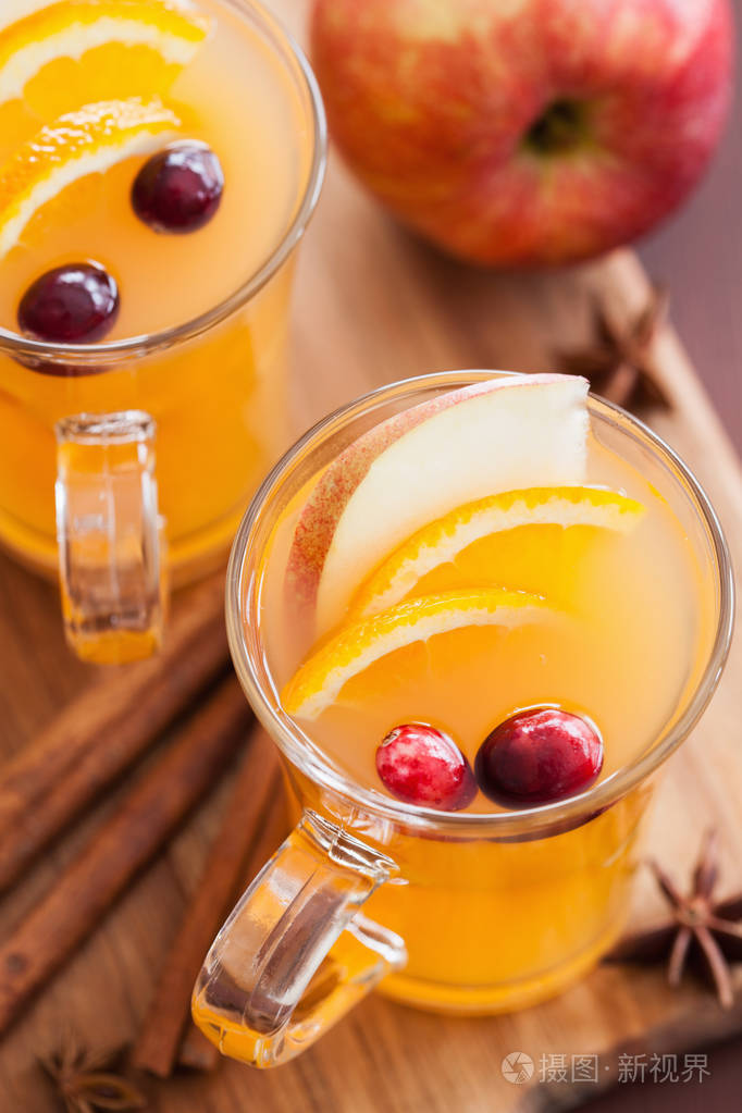 热苹果橙酒与肉桂香料变暖饮料