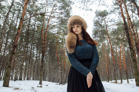 在冬季森林中的女孩