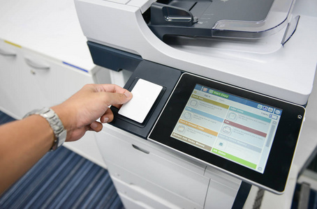 在打印文档的打印机上使用访问卡