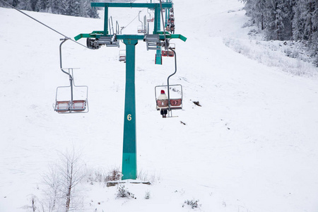 滑雪者在滑雪缆车在冬季的一天在雪山上。在滑雪胜地缆车电梯