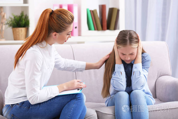 心理治疗师与年轻女孩交谈