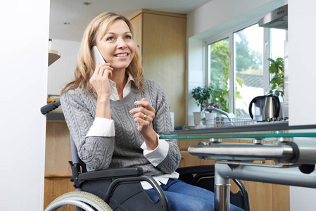 残疾的妇女在轮椅制作电话会议上手机忘在家里