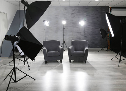 两个卤素灯与现代室内摄影工作室照片