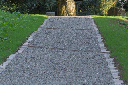 公园中的砾石路照片