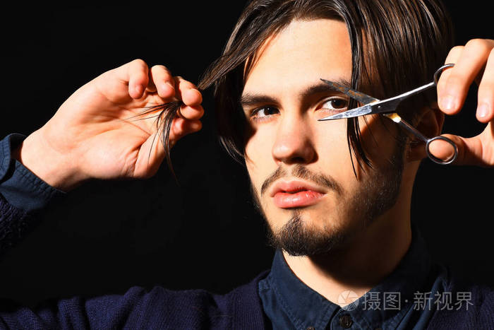 用剪刀剪胡子男子气概