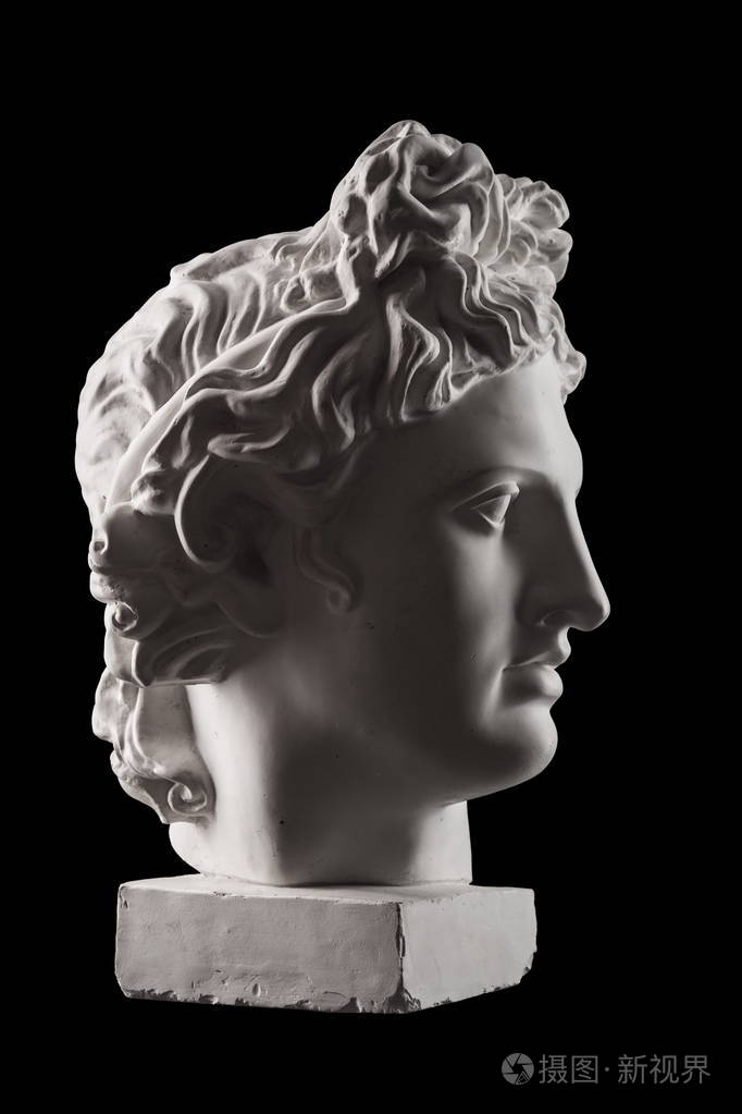阿波罗的头在黑色背景上的石膏雕像