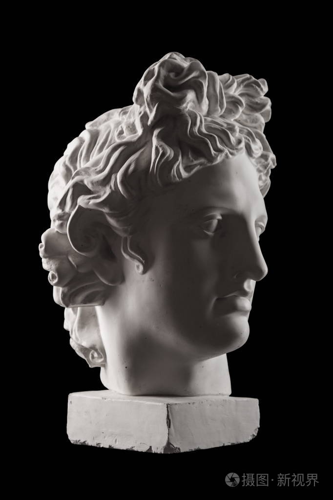 阿波罗的头在黑色背景上的石膏雕像