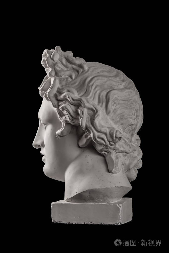 阿波罗的头在黑色背景上的石膏雕像