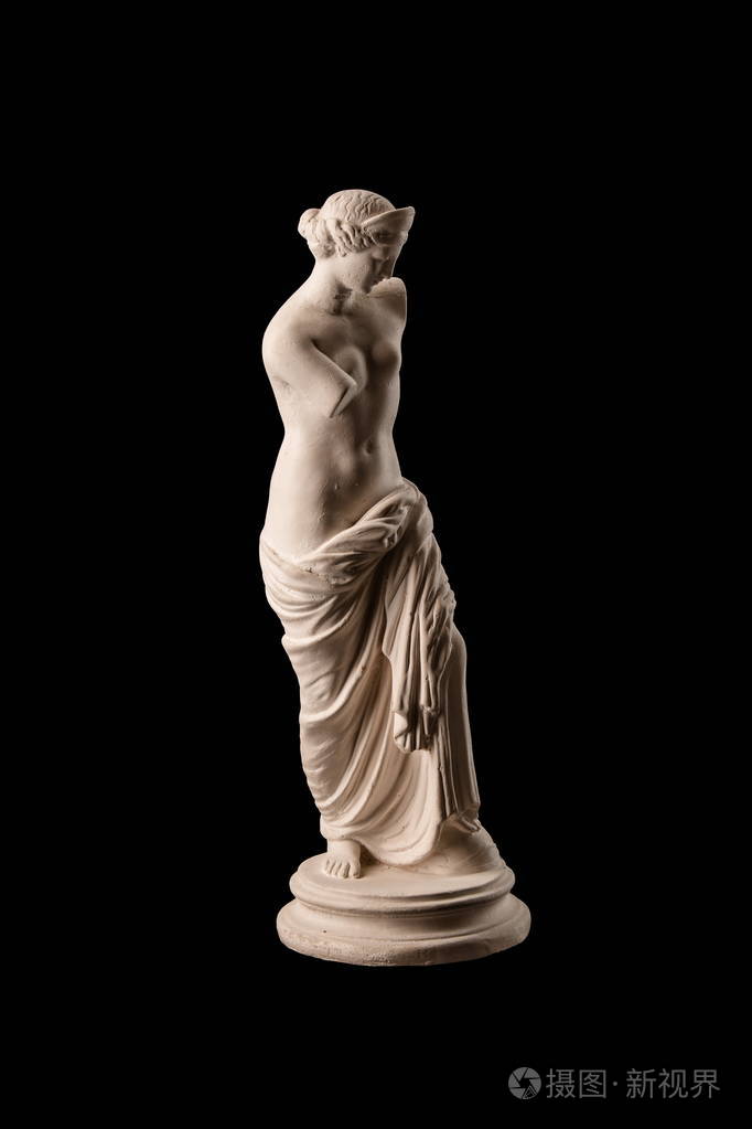 在黑色背景上的维纳斯雕像