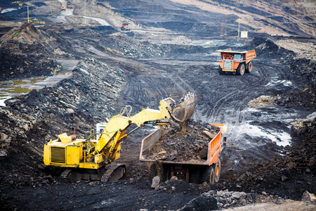 在褐煤煤矿工作的矿山自卸卡车