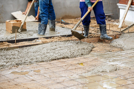 泥水匠在地面施工的混凝土工照片