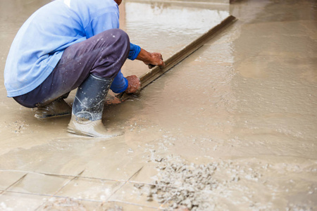 泥水匠在地面施工的混凝土工照片