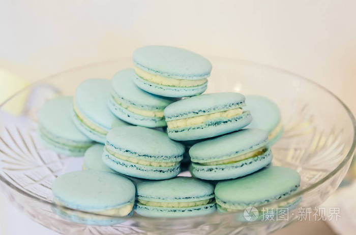 美丽的蓝色食品在平板玻璃上