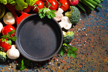 空铸铁煎锅和新鲜有机蔬菜
