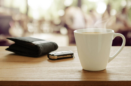 木制的桌子上的咖啡，钱包和汽车远程键 cup
